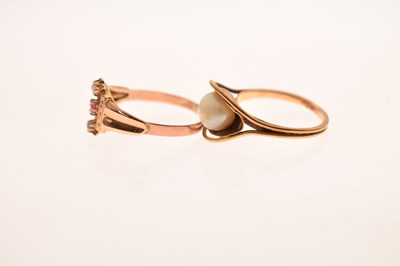 Lot 46 - Victorian era ruby and split pearl unmarked yellow metal three-stone ring