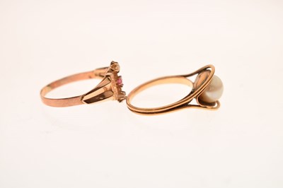 Lot 46 - Victorian era ruby and split pearl unmarked yellow metal three-stone ring