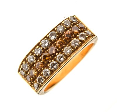 Lot 20 - Diamond and yellow / champagne diamond dress ring