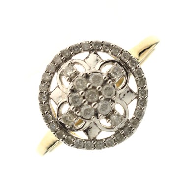 Lot 12 - 9ct gold diamond cluster ring