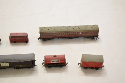 Lot 468 - Assorted 'O' gauge railway trainset tinplate carriages