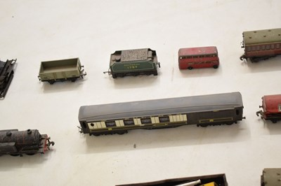 Lot 468 - Assorted 'O' gauge railway trainset tinplate carriages