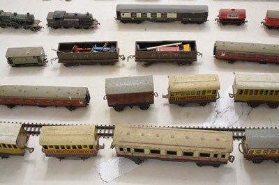 Lot 468 - Assorted 'O' gauge railway trainset tinplate carriages