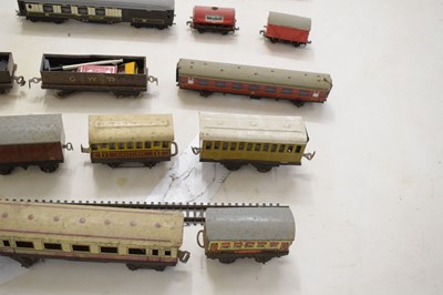 Lot 468 - Assorted 'O' gauge railway trainset tinplate carriages