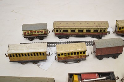 Lot 468 - Assorted 'O' gauge railway trainset tinplate carriages