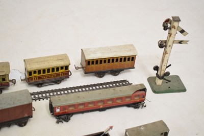 Lot 468 - Assorted 'O' gauge railway trainset tinplate carriages