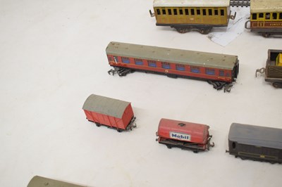 Lot 468 - Assorted 'O' gauge railway trainset tinplate carriages