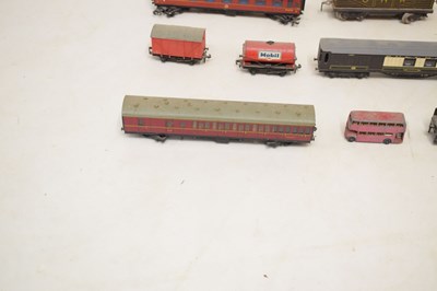 Lot 468 - Assorted 'O' gauge railway trainset tinplate carriages