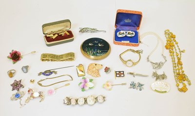 Lot 152 - Quantity of vintage costume jewellery