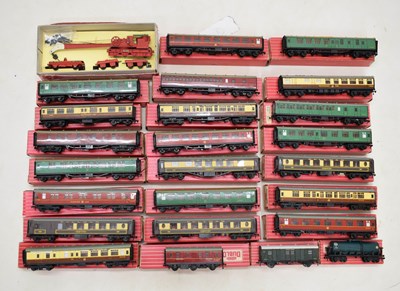 Lot 458 - Hornby Dublo - Collection of boxed 00 gauge coaches and wagons