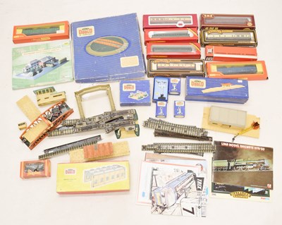 Lot 465 - Mixed group of boxed 00 gauge coaches and trackside accessories