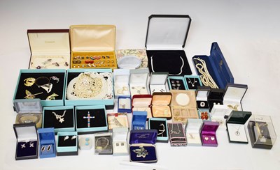 Lot 146 - Quantity of modern silver jewellery and costume jewellery