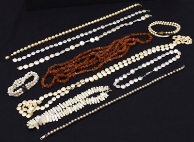 Lot 159 - Small quantity of costume jewellery and beads