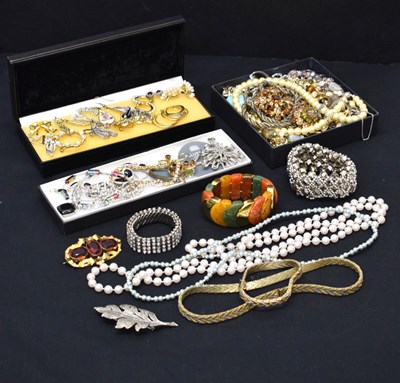 Lot 158 - Quantity of costume jewellery