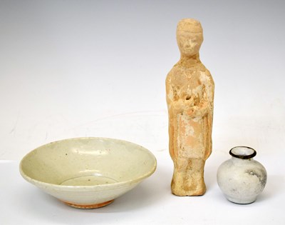 Lot 554 - Three items of Chinese ceramics