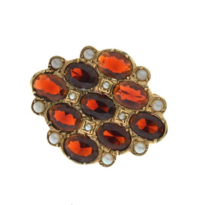 Lot 124 - Garnet and seed pearl 9ct gold brooch