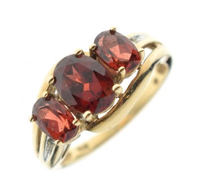 Lot 69 - Three-stone garnet crossover ring