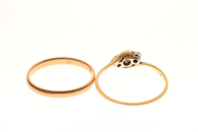 Lot 81 - Diamond three-stone crossover ring