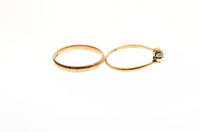 Lot 81 - Diamond three-stone crossover ring