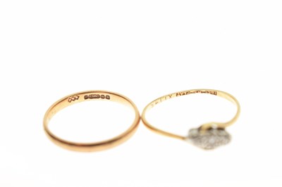 Lot 81 - Diamond three-stone crossover ring