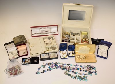 Lot 211 - Quantity of costume and silver jewellery