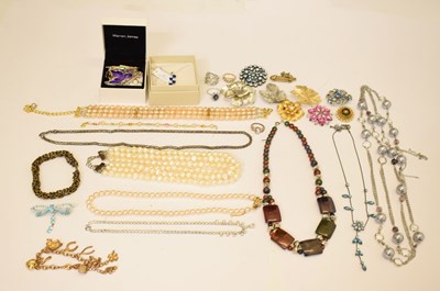 Lot 214 - Quantity of costume jewellery