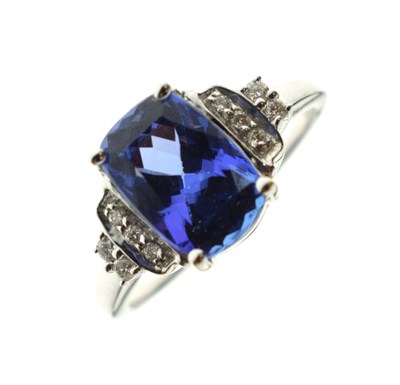 Lot Tanzanite and diamond 18ct white gold ring