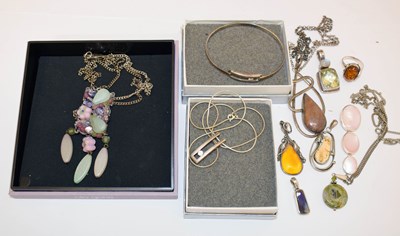 Lot 98 - Assorted silver jewellery including Polish amber silver pendant and ring