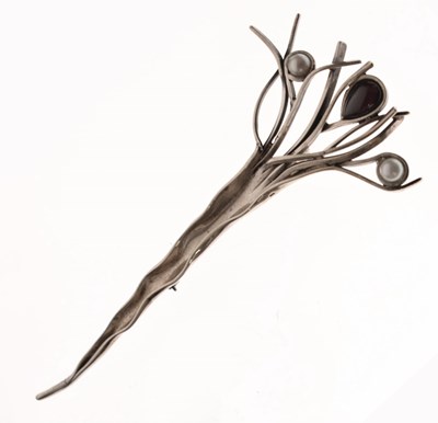 Lot 34 - Contemporary silver brooch