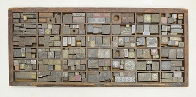 Lot 360 - Early 20th century wooden printers tray with blocks