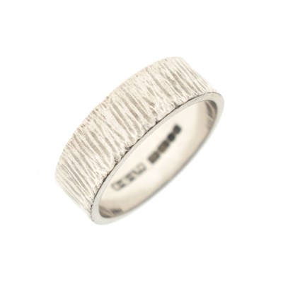 Lot 95 - 18ct white gold wedding band