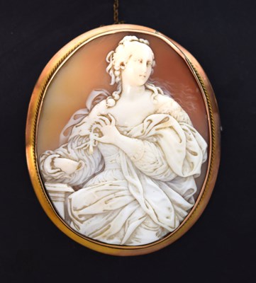 Lot 119 - Large shell cameo brooch