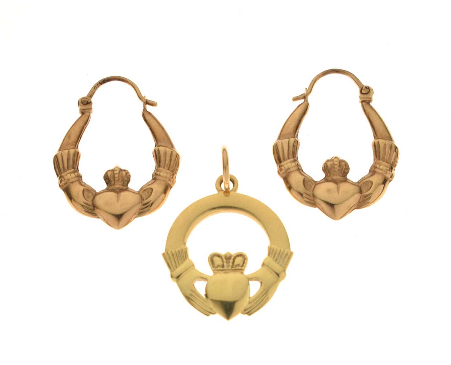 Lot 129 - 18ct gold Claddagh pendant and pair of matching '9ct' earrings