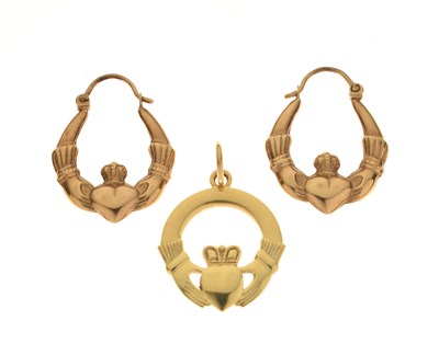 Lot 129 - 18ct gold Claddagh pendant and pair of matching '9ct' earrings