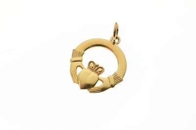Lot 129 - 18ct gold Claddagh pendant and pair of matching '9ct' earrings