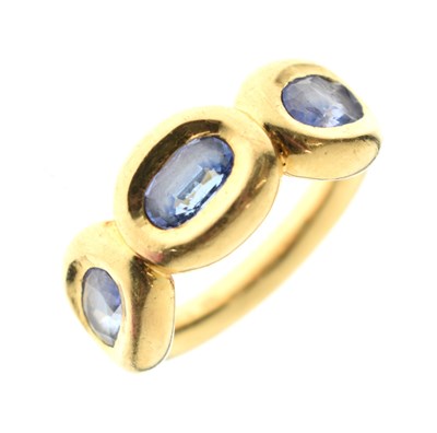 Lot 70 - Gem-set three-stone ring