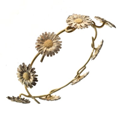 Lot 177 - Daisy chain silver and parcel gilt bracelet