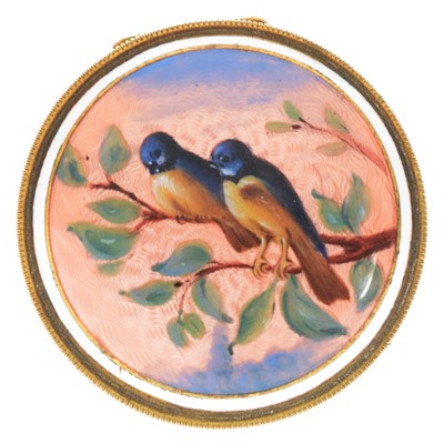 Lot 332 - Enamelled pill or patch box - two birds