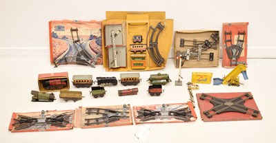 Lot 434 - Quantity of Hornby O gauge items, etc.