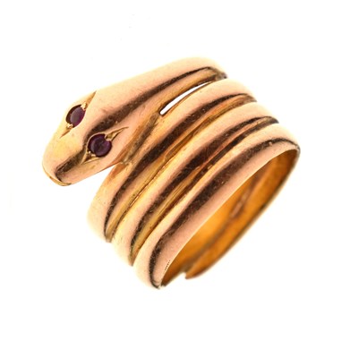 Lot 20 - Early 20th century 15ct gold snake ring