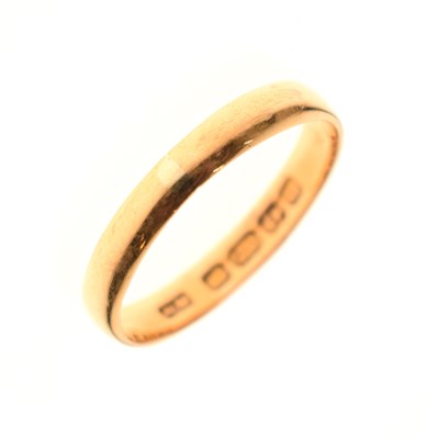 Lot 103 - 22ct gold wedding band