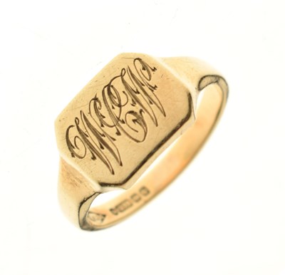 Lot 105 - 9ct gold signet ring