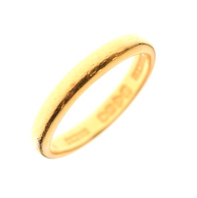 Lot 108 - 22ct gold wedding band