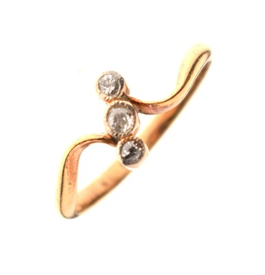 Lot 11 - Early 20th century diamond three-stone crossover ring