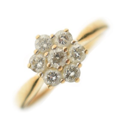 Lot 9 - 18ct gold diamond cluster ring