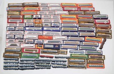 Lot 352 - Large quantity of 00 gauge railway trainset carriages and rolling stock