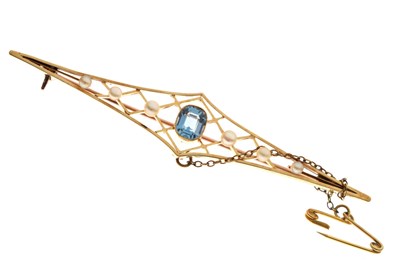 Lot 36 - Aquamarine and pearl bar brooch, stamped '15ct'