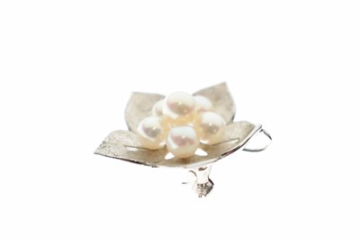 Lot 37 - Mikimoto cultured pearl silver pendant brooch