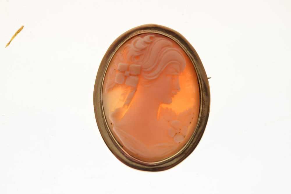 Lot 58 - Unmarked yellow metal cameo brooch