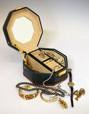 Lot 101 - Assorted costume jewellery in box